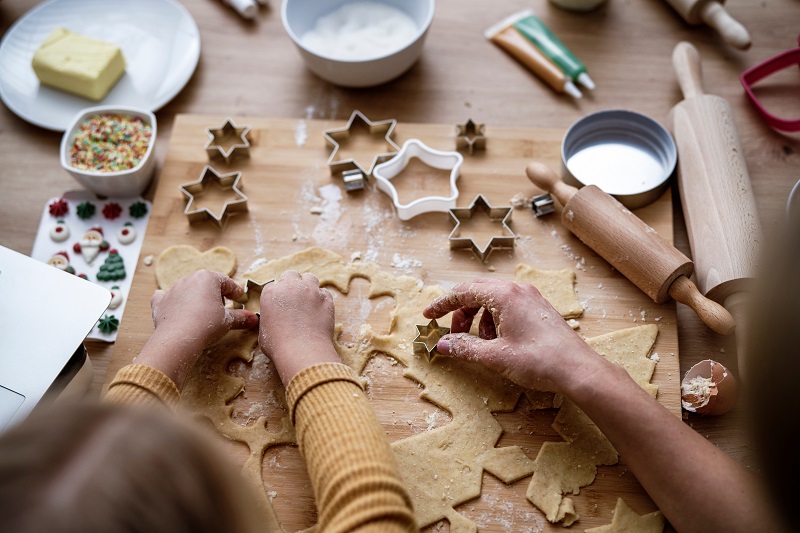 crianças fazendo biscoitos e natal 