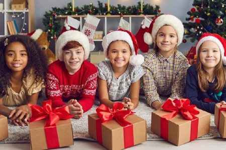 crianças com gorros e presentes de natal