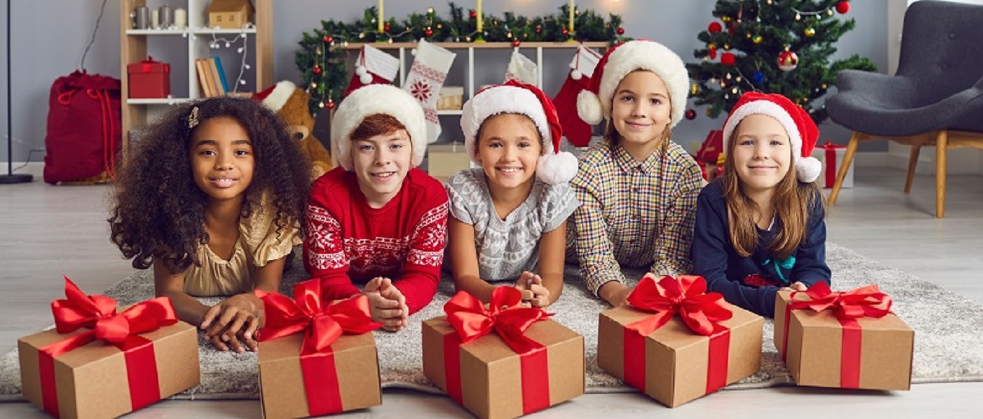 crianças com gorros e presentes de natal