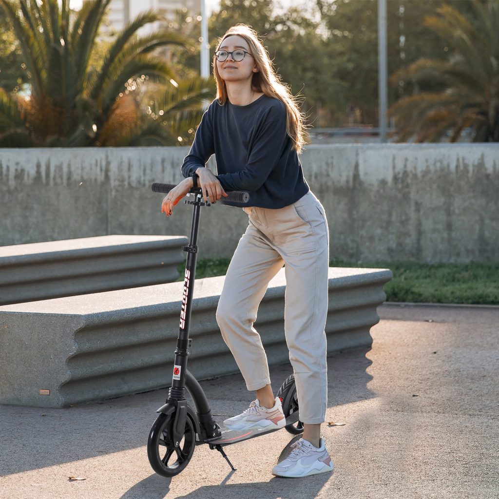 menina andando de trotinete