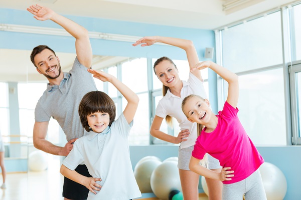 família fazendo exercícios 