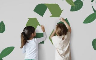 crianças pintando um mural sobre reciclagem