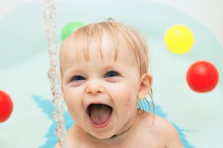 criança feliz tomando banho