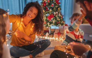 familia decorando árvore de natal