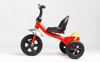 triciclo infantil vermelho e preto