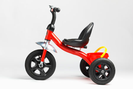 triciclo infantil vermelho e preto