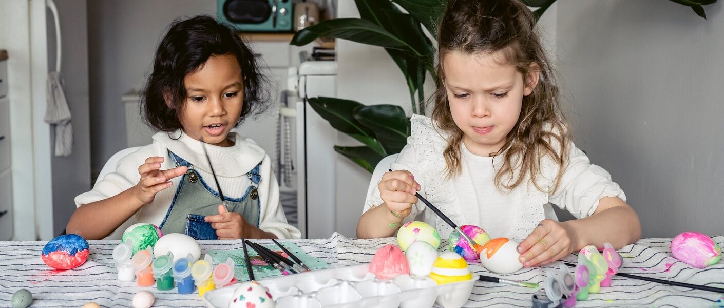 meninas pintando ovos de decoração de páscua