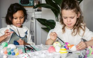 meninas pintando ovos de decoração de páscua