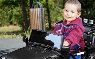 carro elétrico infantil na cor preta com um menino conduzindo