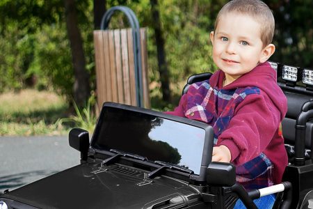 carro elétrico infantil na cor preta com um menino conduzindo