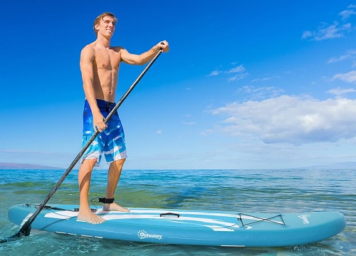 homem praticando paddle surf 
