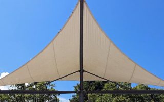 toldo vela triangular em um jardim