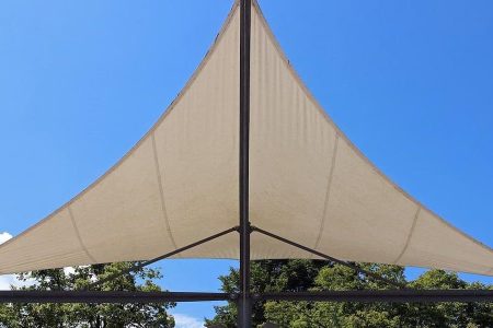 toldo vela triangular em um jardim