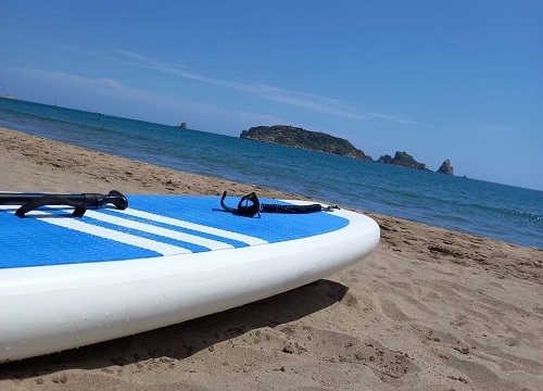 prancha de paddle surf na areia