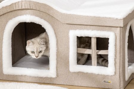 casa para gato dobrável na cor branca com bege e um gato dentro