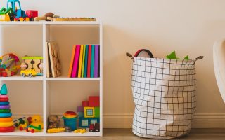 estante de cubos com brinquedos infantis em uma sala de jogos