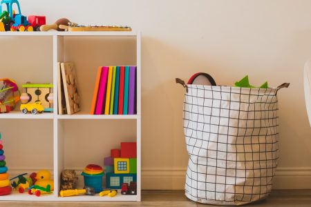 estante de cubos com brinquedos infantis em uma sala de jogos