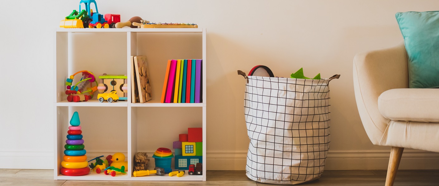 estante de cubos com brinquedos infantis em uma sala de jogos