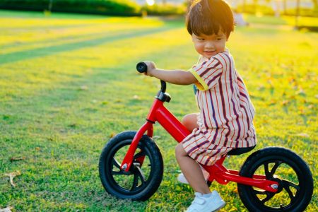 menino em uma bicicleta de equilíbrio no parque