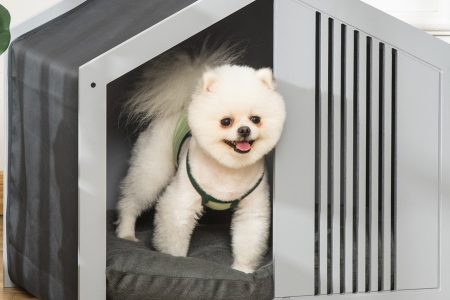casa de cão de madeira na cor cinza com um pequeno cão branco dentro