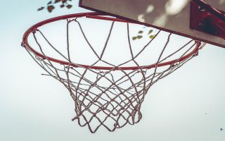 tabela de basquetebol na cor vermelha ao ar livre