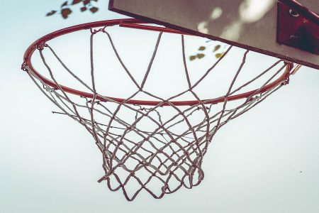 tabela de basquetebol na cor vermelha ao ar livre