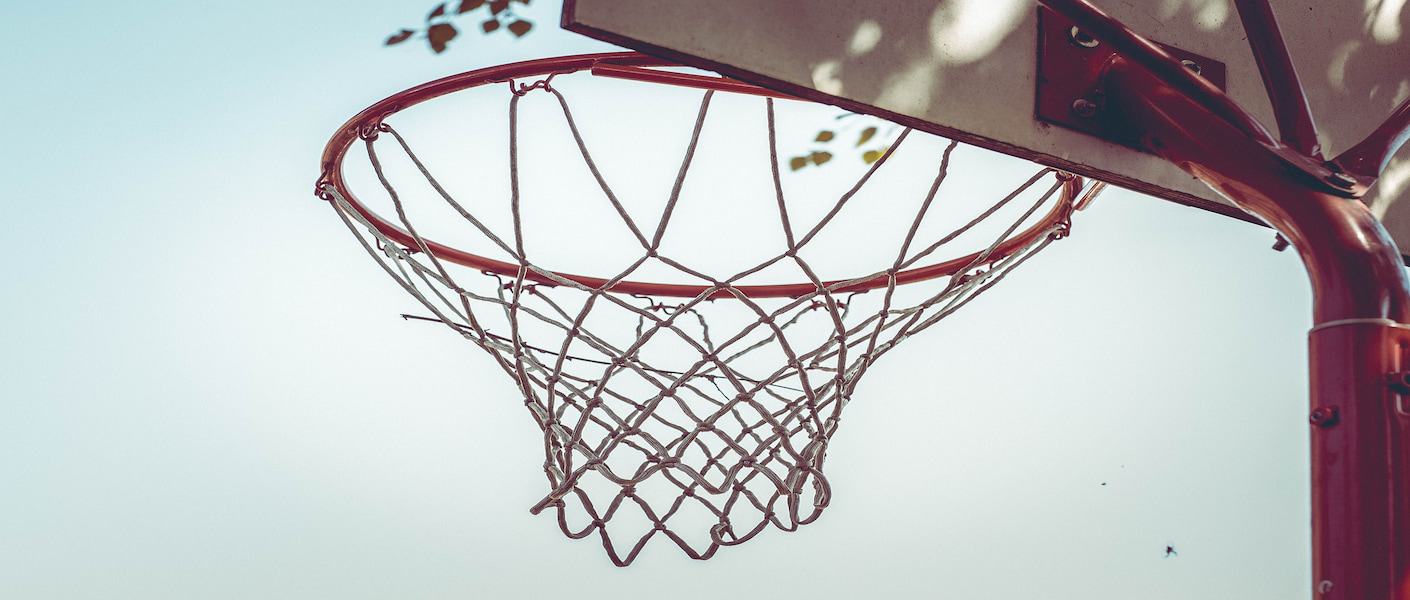 tabela de basquetebol na cor vermelha ao ar livre