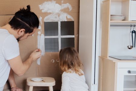 pai e filha pintando juntos