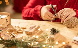 mulher fazendo manualidades de natal em casa