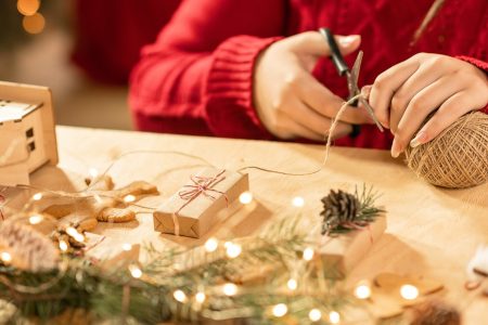 mulher fazendo manualidades de natal em casa