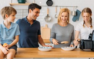 familia cozinhando com uma fritadeira sem óleo