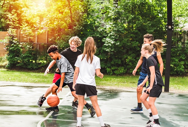 crianças jogando basquetebol no parque