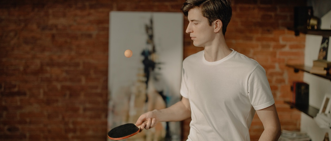 menino jogando ping pong