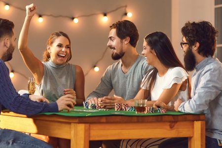 grupo de amigos jogando poker
