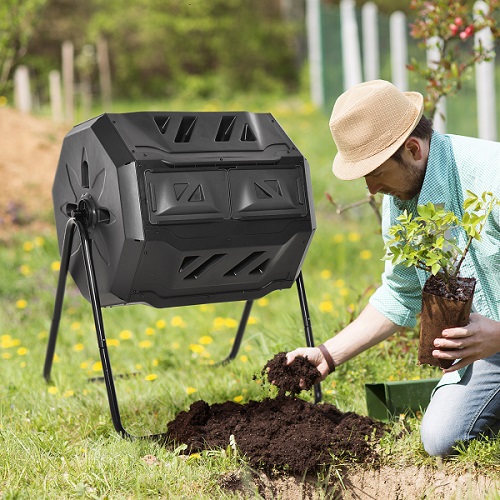 homem utilizando adubo organico fabricado em um compostor