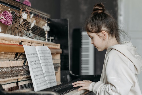 menina tocando um piano 