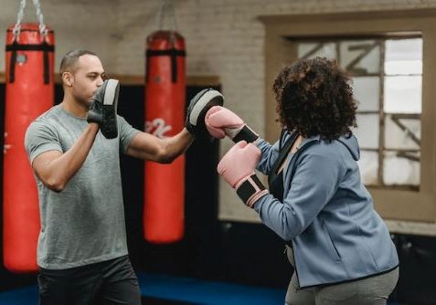 casa praticando o desporto boxe