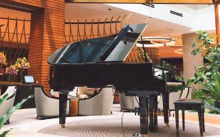 piano de cauda no centro de um restaurante