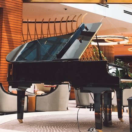 Pessoa tocando piano jogo de criatividade gerar ai