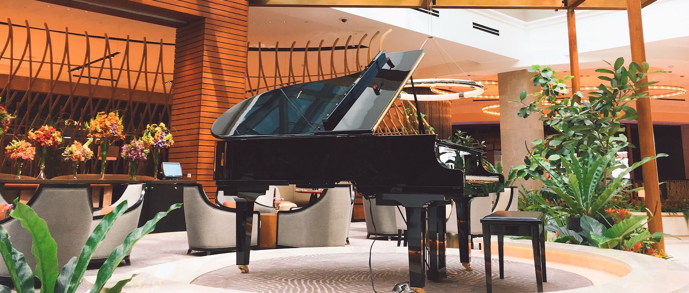 Pessoa tocando piano jogo de criatividade gerar ai