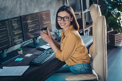 mulher tomando café em sua mesa de trabalho 