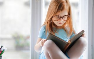 menina lendo um livro