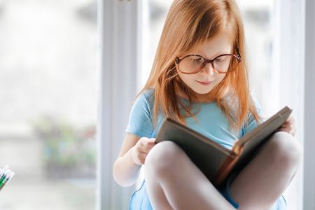 menina lendo um livro