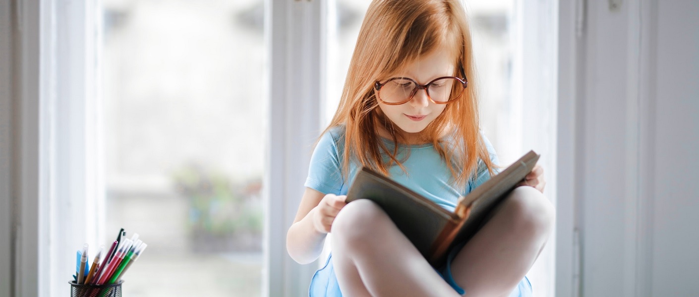 menina lendo um livro