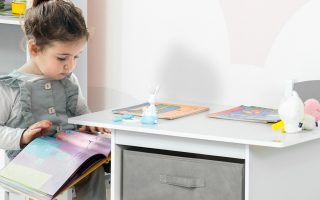 menina lendo um livro sentada em uma cadeira para crianças