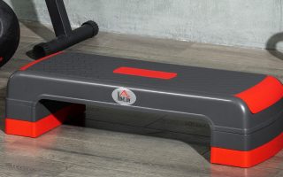 plataforma de step na cor cinza e vermelho