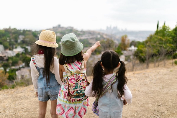 meninas explorando o bosque