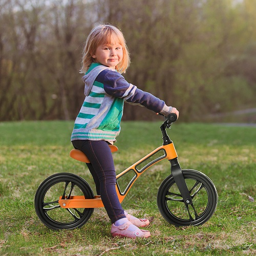 menina andando de bicicleta