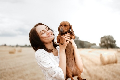 mulher estreitando vinculos com o seu cão 