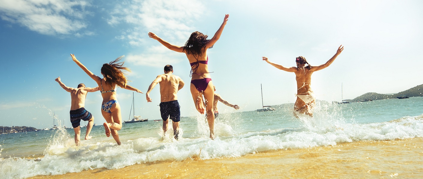 grupo de amigos divertindo-se na praia